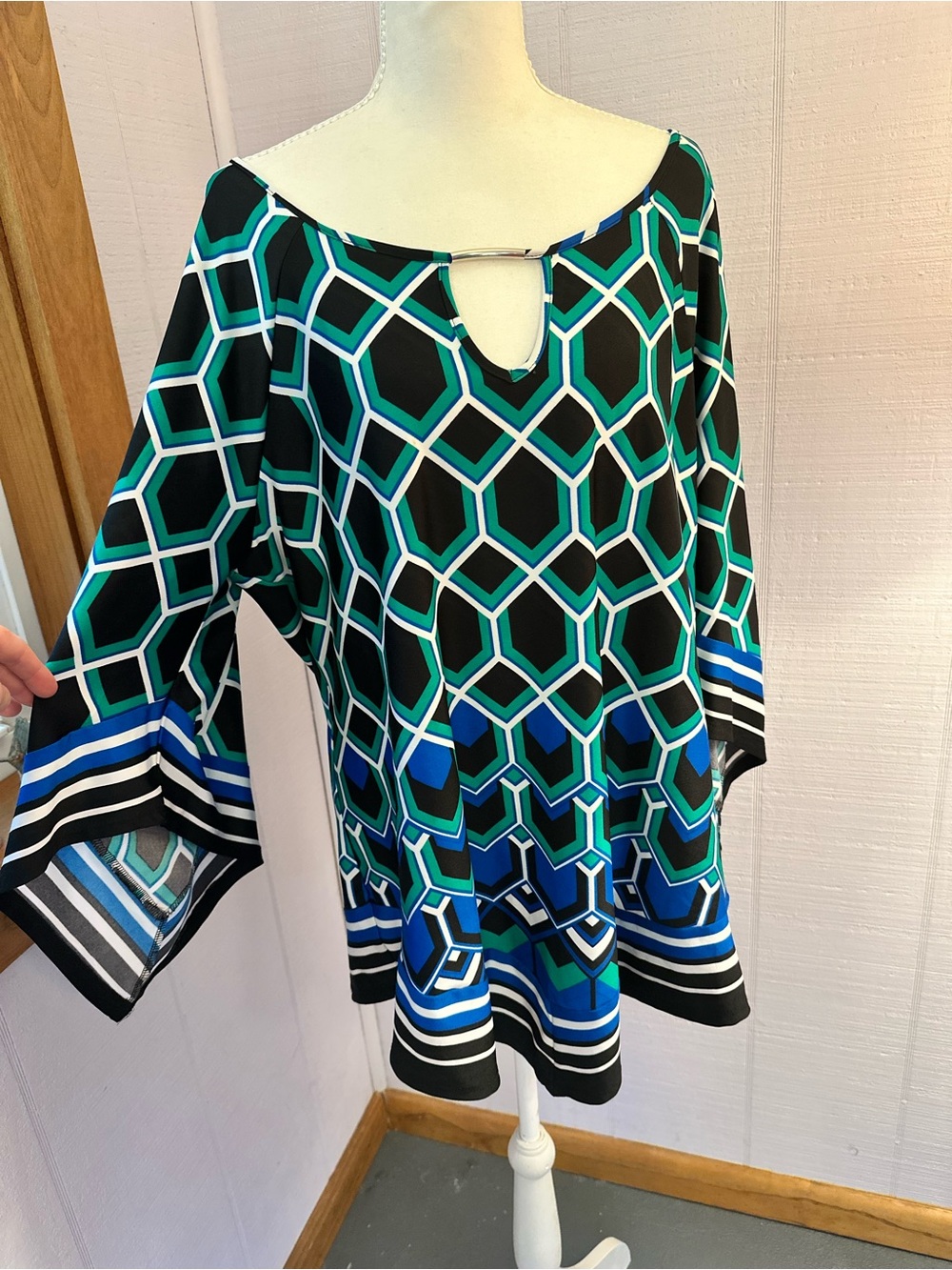 NY Collection Geometric Keyhole Tunic in Black, Blue & Green